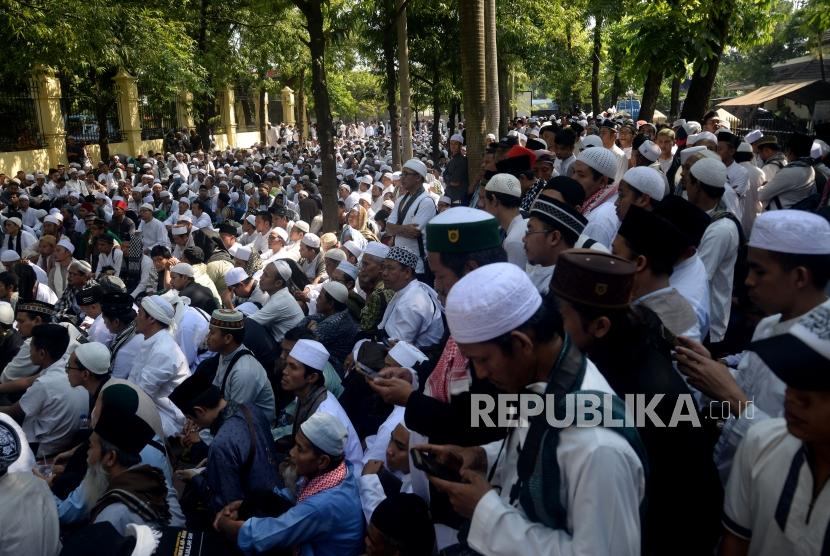 Sejumlah massa pendukung  Hizbut Tahrir Indonesia (HTI) berada diluar gedung Pengadilan Tata Usaha Negara (PTUN) Jakarta. (Ilutrasi)