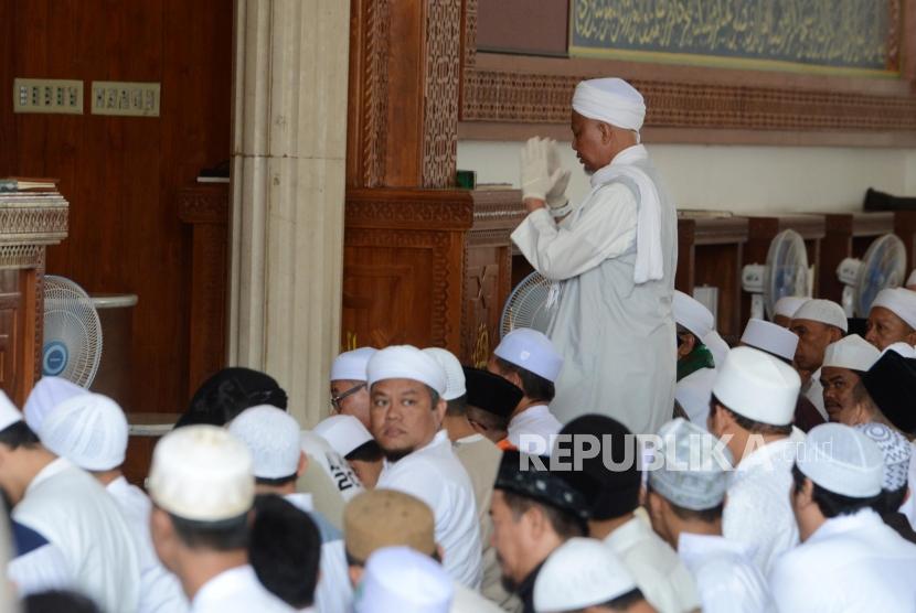 Ustaz Arifin Ilham saat melaksanakan Shalat di Masjid Az-Zikra, Sentul, Bogor, Jawa Barat.