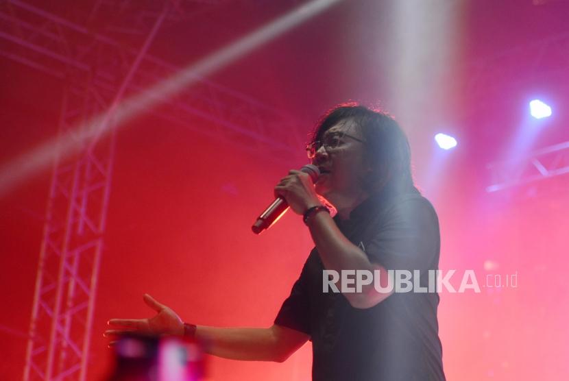 Penyanyi Ari Lasso saat tampil pada konser bertajuk Satu Nada Satu Cinta di Live Space Lot 8 SCBD, Jakarta, Kamis (14/2).