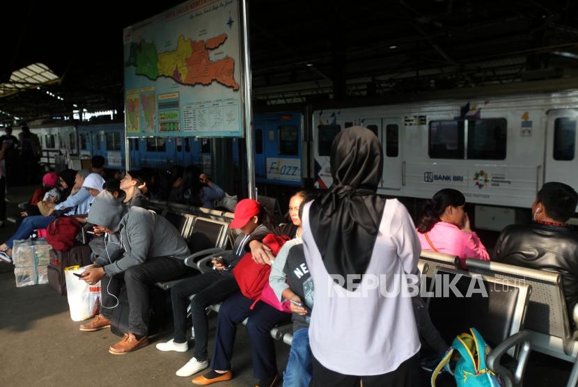 Sejumlah calon penumpang menunggu kedatangan kereta api di Stasiun Gambir, Jakarta. Pelaksanaan pembatasan sosial berskala besar (PSBB) di wilayah DKI Jakarta membuat PT KAI mengurangi jumlah rute perjalanan KA jarak jauh.