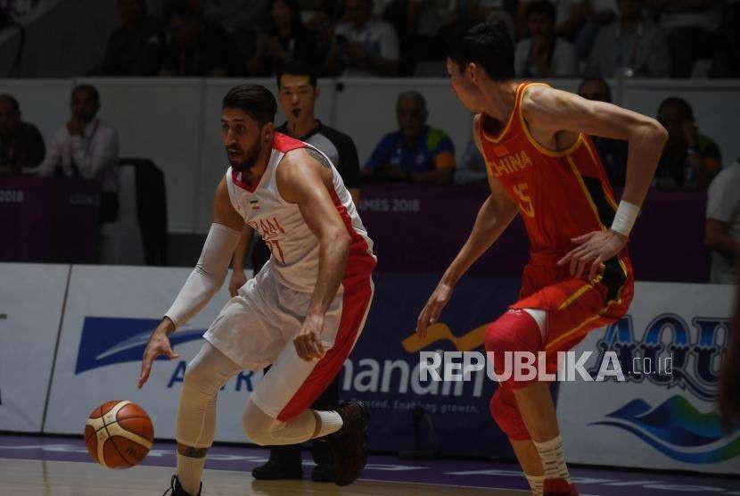 Pebasket Iran Navid Rezaifar berusaha melawati pemain China Zhou Qi saat melawan China pada pertandingan Final Basket Putra Asian Games ke 18 di Hall Istora Senayan, Jakarta Sabtu (1/9).
