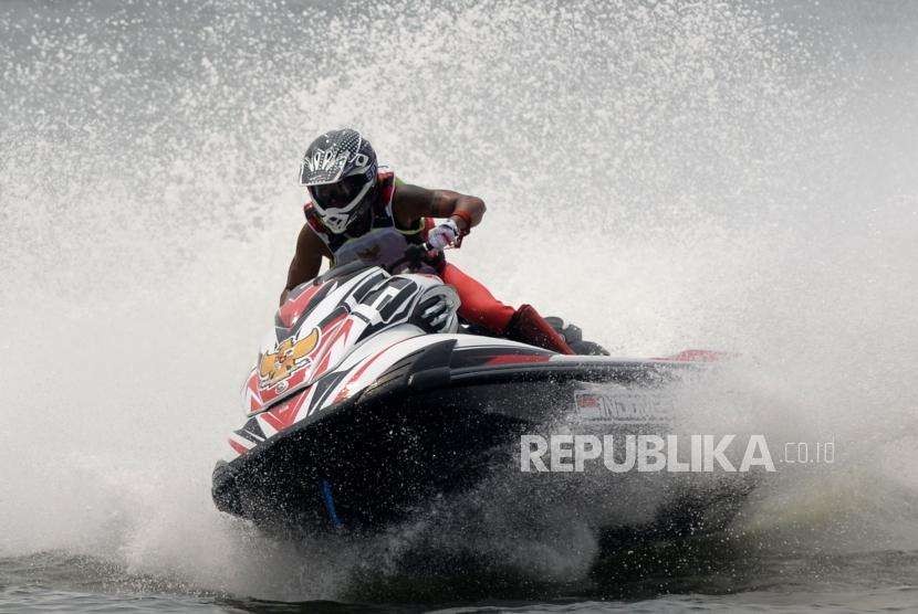 Atlet jetski Indonesia Aqsa Sutan Aswar memacu jetskinya pada pertandingan moto 1 cabang jetski kelas Runabout Limited Asian Games 2018 di Pantai Ancol,Jakarta, Kamis (23/8).