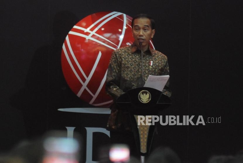Presiden RI Joko Widodo memberikan sambutan dalam penutupan bursa efek indonesia tahun 2017 di kantor Bursa Efek Indonesia, Jakarta, Jumat (29/12).