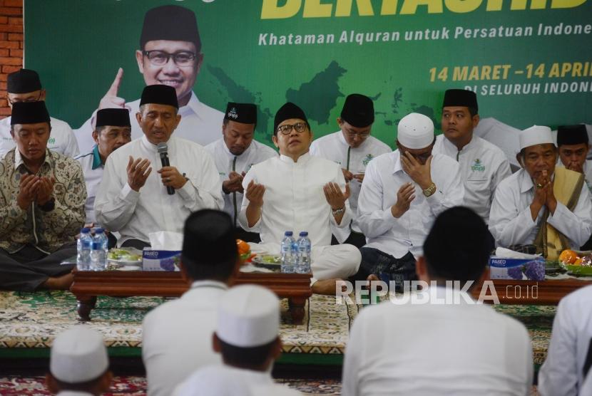  Nusantara Bertauhid. Ketua Umum PKB Muhaimin Iskandar (tengah) bersama Menteri Pemuda dan Olahraga Imam Nahrawi (kiri) berdoa saat peluncuran gerakan Nusantara Bertauhid di kawasan Ciganjur, Jagakarsa, Jakarta, Kamis (14/3).