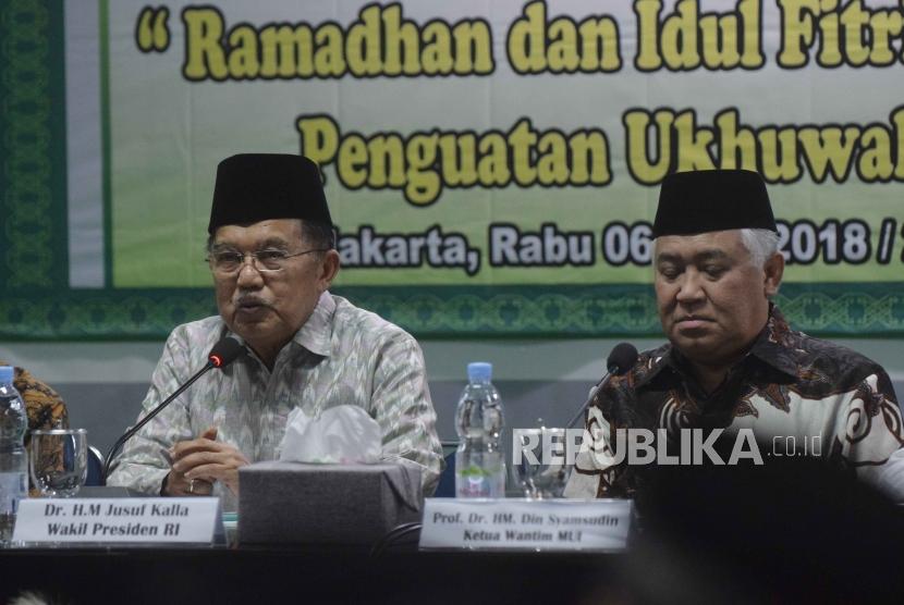 Wakil Presiden RI, Jusuf Kalla (kiri)  bersama ketua Dewan Pertimbangan MUI   Din Syamsyudin  dalam rapat  di gedung MUI di Jakarta, Rabu (6/6).