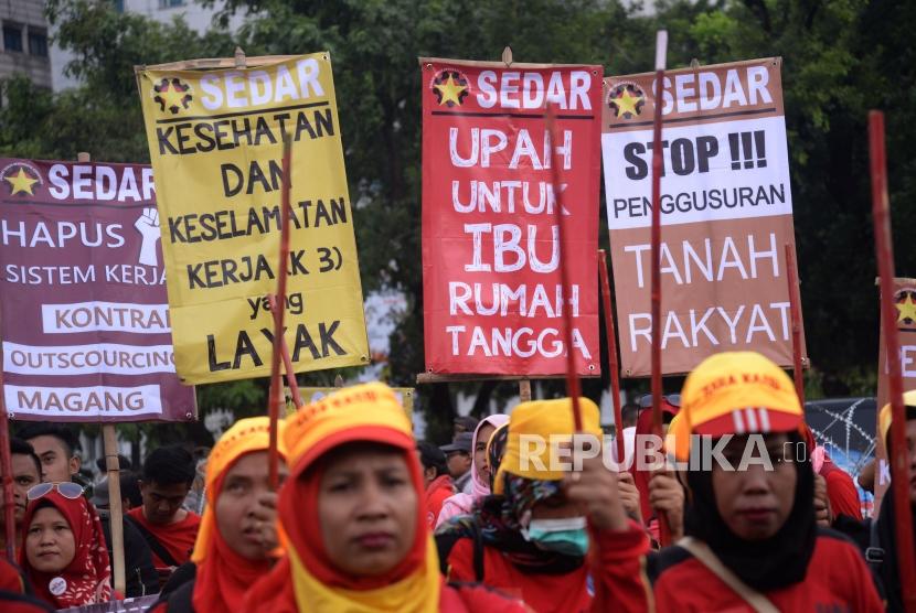 Sejumlah aktivis perempuan dan Buruh Perempuan mengikuti aksi memperingati Hari Perempuan Internasional 2018 di seberang Istana Merdeka, Jakarta, Kamis (8/3).