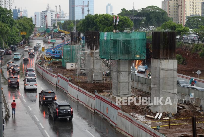 Pengerjaan proyek LRT di Kawasan Cawang, Jakarta, Ahad (12/11).
