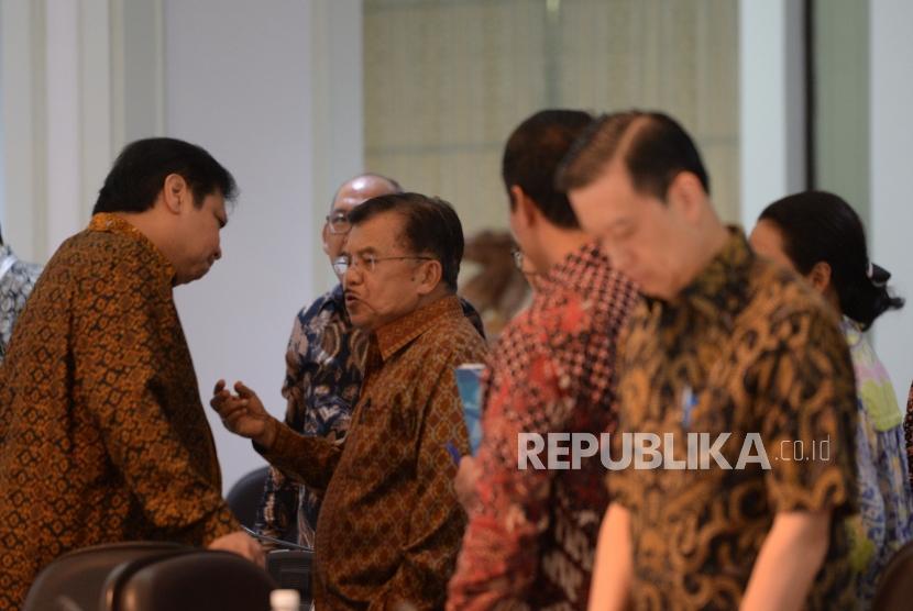 Wapres Jusuf Kalla berbincang dengan Menperin Airlangga Hartarto (kiri) 