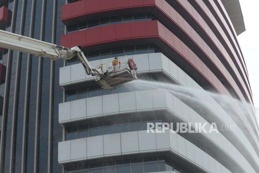 Petugas pemadam kebakaran Jakarta melakukan simulasi pemadaman api  menggunakan skylift  di Gedung Komisi Pemberantasan Korupsi, Jakarta, Jumat (14/9).