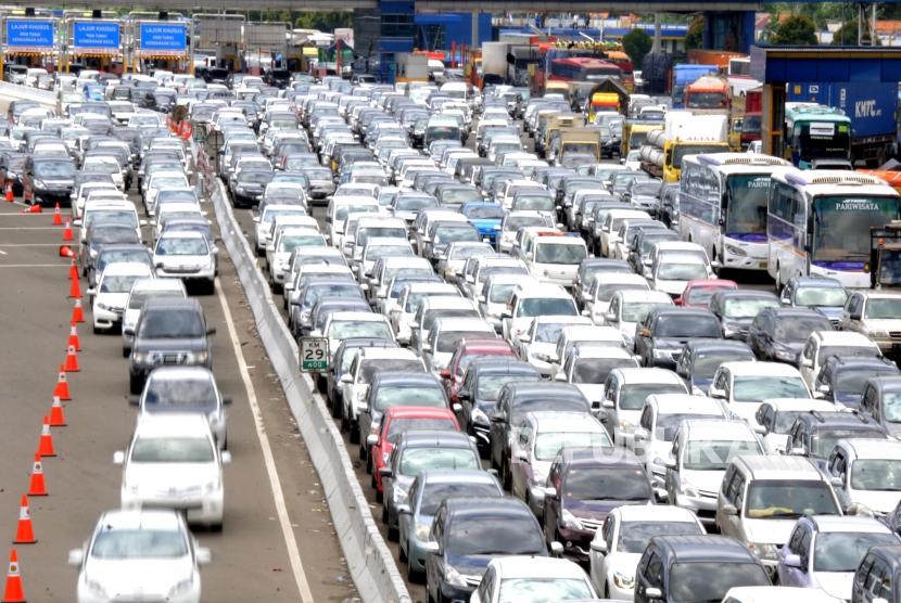 Ratusan kendaraan mengantre di kawasan Tol Cikarang Utama, Bekasi, Jawa Barat. (ilustrasi)