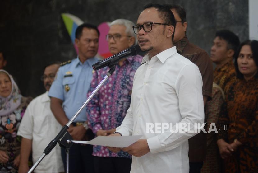 Menaker Hanif Dhakiri memberikan keterangan terkait pembentukan satgas pengawasan Tenaga Kerja Asing (TKA) di Kantor Kemnaker, Jakarta, Kamis (17/5).