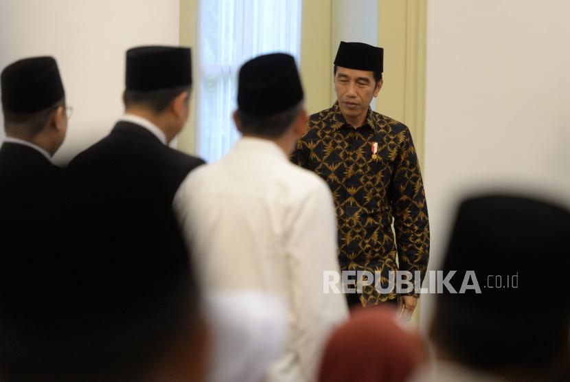 Isra Miraj Presiden Jokowi. Presiden Joko Widodo tiba di tempat peringatan Isra Miraj di Istana Bogor, Jawa Barat, Selasa (10/4).