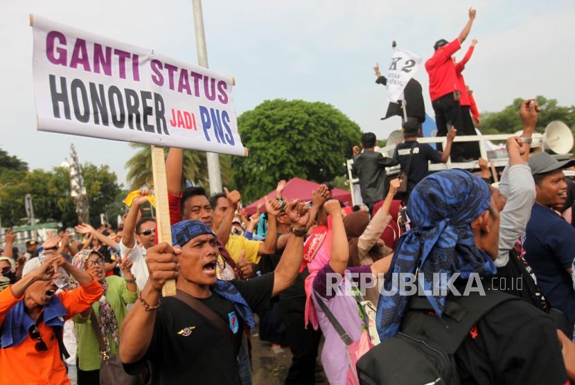 Massa yang tergabung dalam Forum Honorer Kategori 2 Indonesia dalam sebuah aksi unjuk rasa di depan Istana Negara, Jakarta. (ilustrasi)