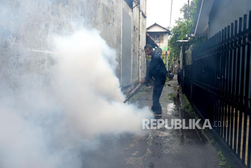 Pencegahan DBD. Petugas dari kelurahan Pasar Minggu mengasapi lingkungan warga di Pasar Minggu, Senin (21/1/2019).