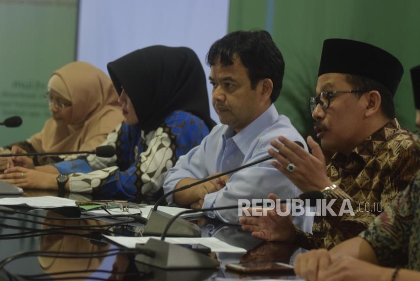 Wakil Ketua umum MUI Zainut Tauhid (kanan) memberikan pendapat hasil pemantauan tayangan Ramadhan dalam konfrensi pers MUI dan KPI di  Gedung MUI, Jakarta, Selasa, (5/6).