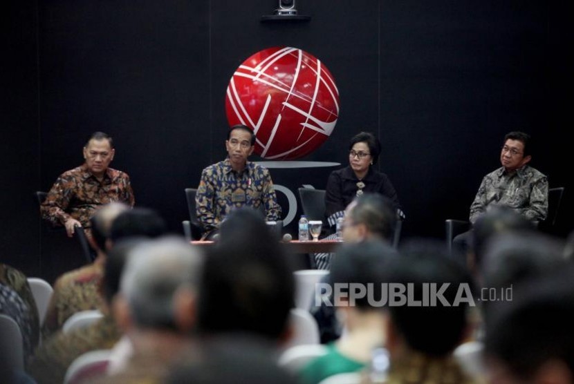 Presiden RI Joko Widodo (kiri) bersama Menteri Keuangan Sri Mulyani (kedua kanan), Gubernur Bank Indonesia Agus Martowardojo (kedua kiri), dan Ketua Dewan Komisioner OJK Muliaman D, Hadad  saat melakukan dialog dengan pelaku pasar modal di Bursa Efek Indonesia, jakarta, Selasa (4/7). Kunjungan tersebut untuk meninjau pergerakan indeks harga saham gabungan (IHSG) secara langsung serta melakukan dialog dengan para pelaku pasar modal. 