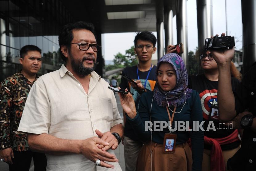 Politisi Partai Golkar Yorrys Raweyai memberikan keterangan usai menjalani pemeriksaan di gedung KPK, Jakarta, Senin (14/5).