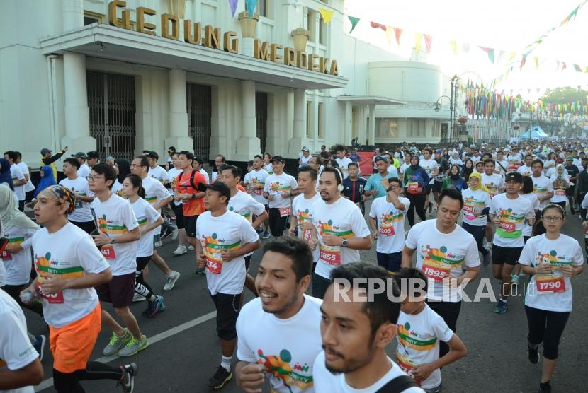 Ribuan pelari melakukan start pada acara Unity Run 6.3 K, Asia Africa Week 2018, di depan Gedung Merdeka, Jalan Asia Afrika, Kota Bandung, Ahad (29/4).