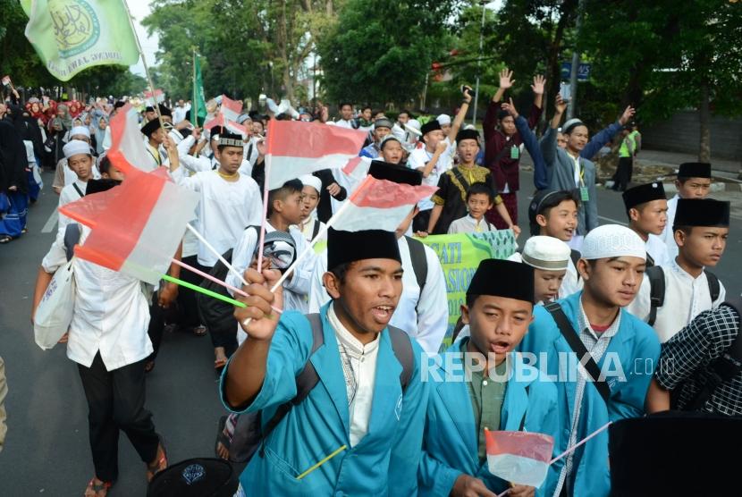 Ribuan santri dari seluruh Jawa Barat mengikuti kirab dalam rangka Hari Santri Nusantara Tingkat Provinsi Jawa Barat, di Jalan Diponegoro, Kota Bandung, Ahad (21/10).