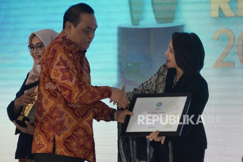 Menpan RB Syafruddin memberikan anugerah syariah republika kategori The Most Innovative Sharia Insurance kepada perwakilan UUS Prudential Indonesia pada acara Arugrah Syariah Republika di Jakarta, Kamis (8/11) malam