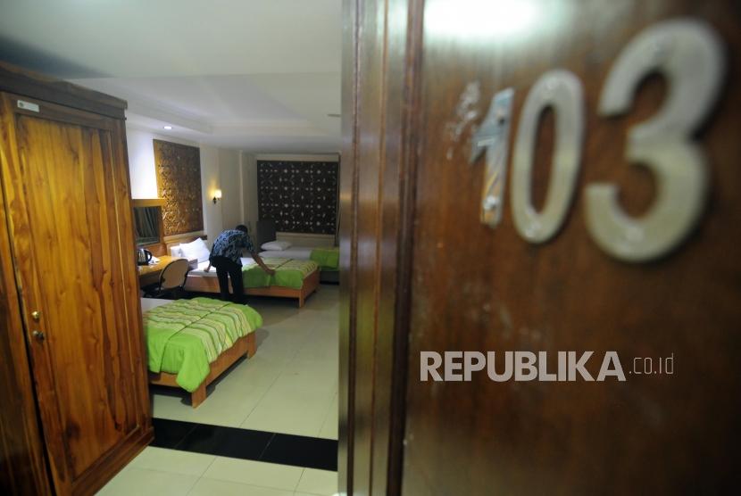 Petugas merapikan kamar calon jamaah haji di Asrama Haji Pondok Gede, Jakarta, Jumat (13/7).