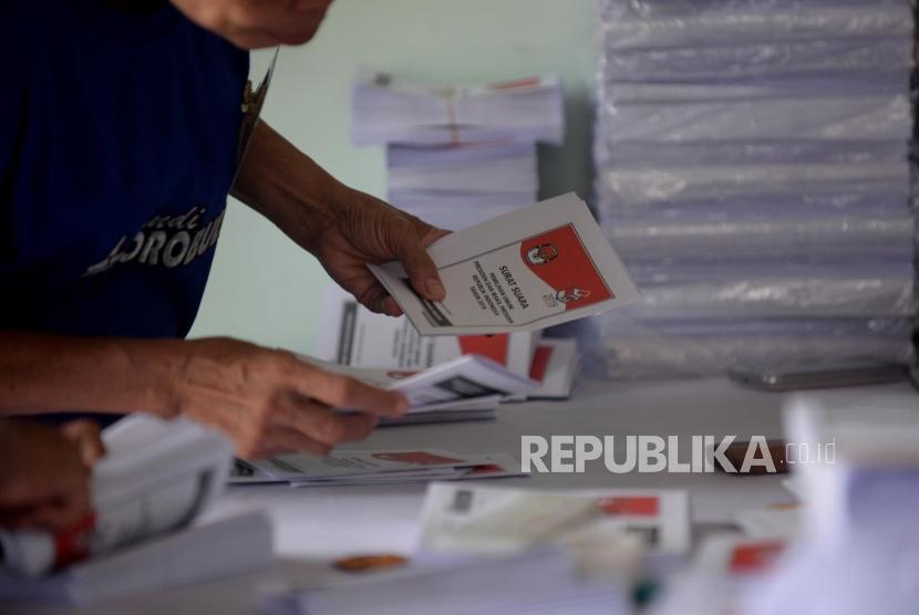 Sejumlah penyelenggara Pemilu 2019 melakukan pencoblosan kertas suara di bilik suara saat simulasi pemungutan dan perhitungan suara pemilihan umum 2019 di Sumenep, Jawa Timur, Sabtu (16/3/2019).