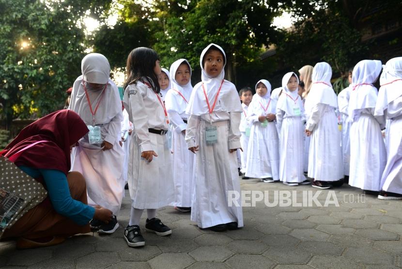 Hari Pertama Sekolah. Wali murid mengantar anaknya di hari pertama sekolah di SDN 1 Ungaran, Yogyakarta , Senin (15/7/2019).