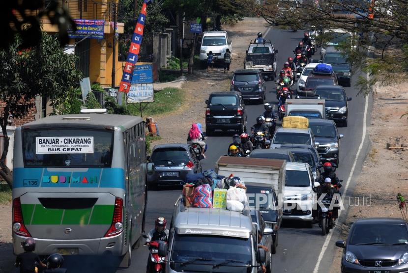 Kemacetan di Limbangan, Garut, Jawa Barat. Motor ambulans akan membonceng warga yang butuh penanganan medis saat macet di Garut.