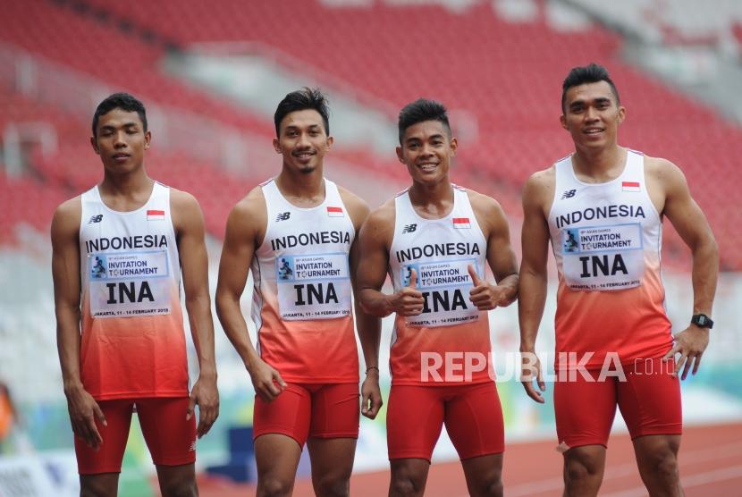 Empat pelari estafet putra Indonesia.