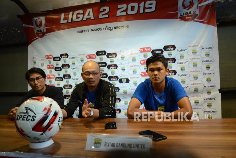 Pelatih Belitar Bandung United, Liestiadi (tengah) bersama perwakilan pemain Aziz Hutagalung (kanan) menjelaskan kesiapan menghadapi PSPS Riau dalam Liga 2 2019, di Graha Persib, Kota Bandung, Senin (1/7).