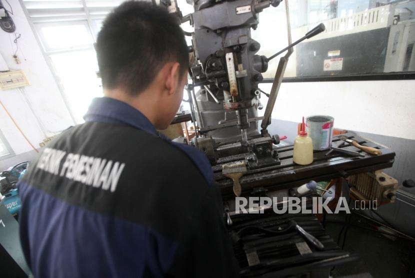 Siswa Sekolah Menengah Kejuruan (SMK) melakukan praktik mesin di SMK Negeri 1, Jakarta, Senin (1/10).