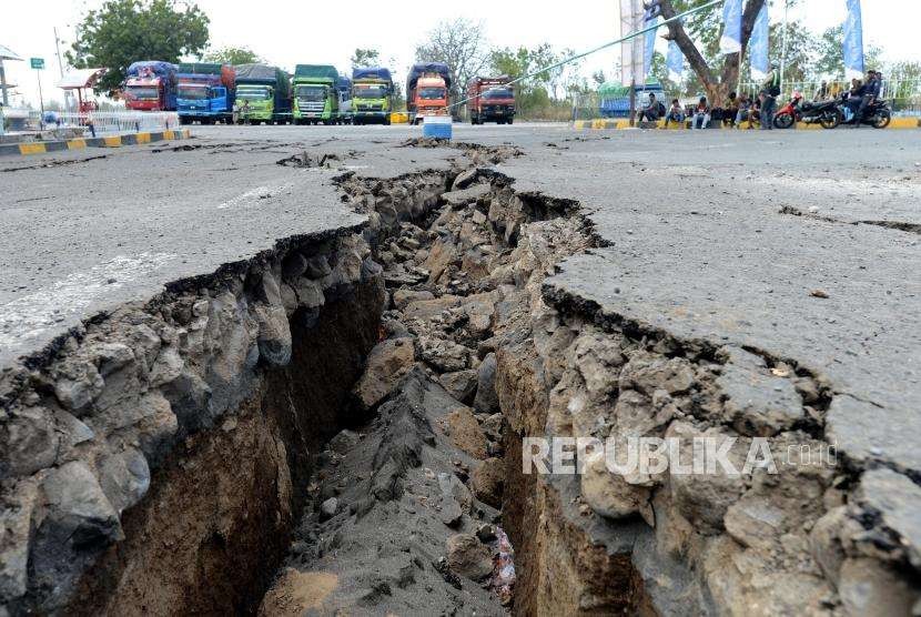 Kondisi area parkir ruang tunggu yang retak akibat gempa di Pelabuhan Kayangan, Lombok Timur, NTB, Selasa (21/8).