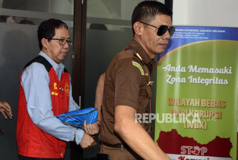 Terdakwa kasus dugaan perusakan barang bukti terkait kasus pengaturan skor, Joko Driyono usai menjalani sidang di Pengadilan Negeri Jakarta Selatan, Selasa (2/7).