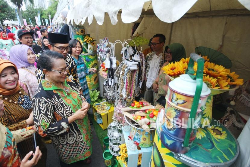 Menteri Pemberdayaan Perempuan dan Perlindungan Anak (PPPA) didampingi Gubernur Jabar Ridwan Kamil meninjau Expo UKM Perempuan dalam rangka Hari Ibu (PHI) ke-90, di Gedung Sabuga, Kota Bandung, Ahad (16/12).