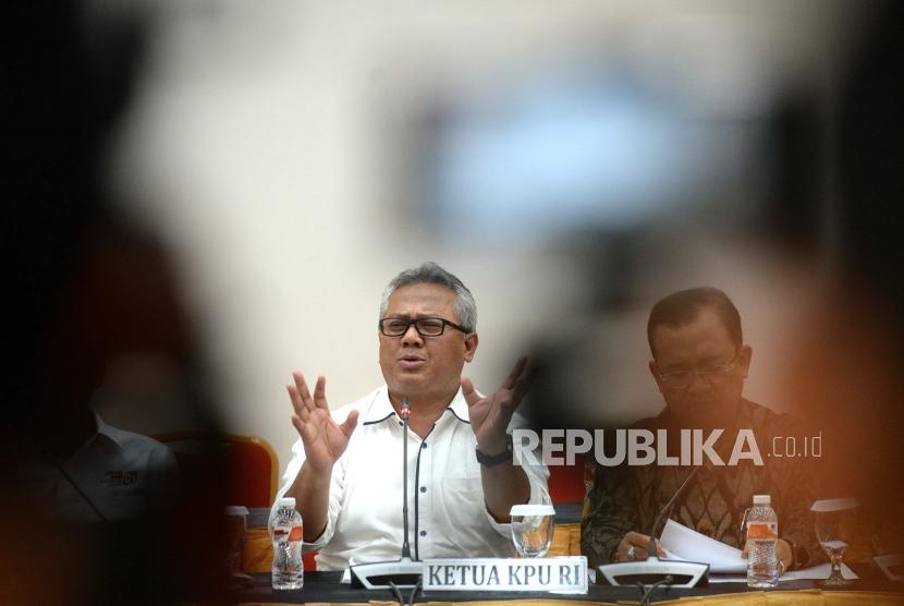 Pertemuan Persiapan Debat Capres. Ketua KPU Pusat Arief Budiman menyampaikan keterangan pers usai pertemuan bersama tim sukses capres di Gedung KPU, Jakarta, Senin (7/1/2019).