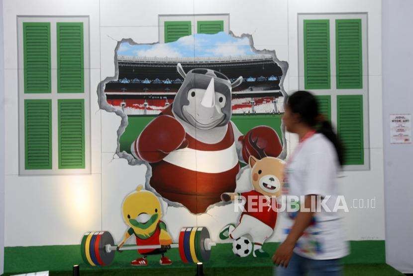 Pengunjung melihat-lihat pameran Asian Games di Museum Fatahillah, Kota Tua, Jakarta, Selasa (14/8).