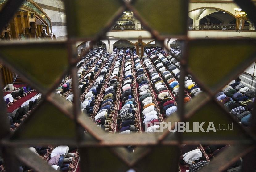 Umat muslim melaksanakan salat Tarawih di Masjid Pusat Dakwah Islam (Pusdai), Kota Bandung, Ahad (5/5) malam. Pemerintah melalui Kementerian Agama menetapkan satu Ramadhan pada Senin (6/5).