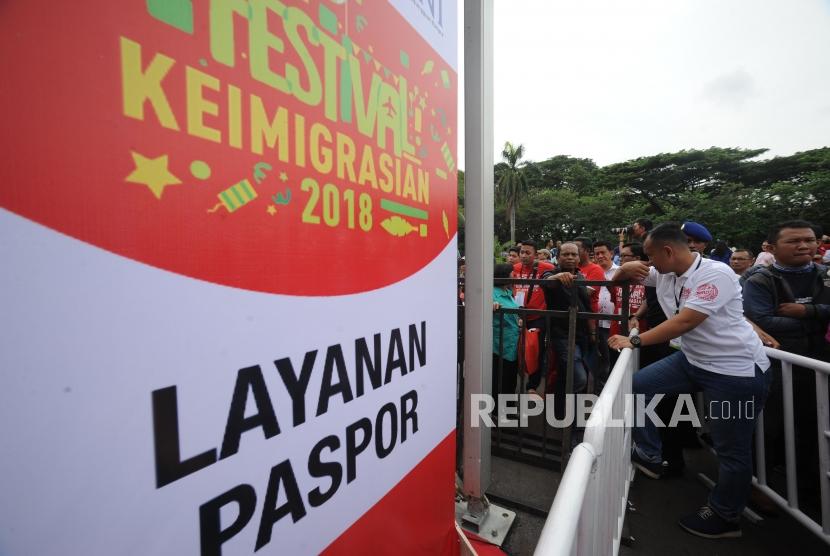 Panitia melakukan penjagaan  dalam Festival keimigrasian di kawasan Monumen Nasional, Jakarta, Ahad (21/1).