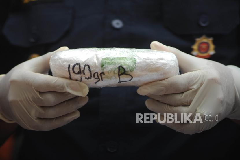 Menunjukan. Kepala Patroli dan Operasi Bea Cukai Bandara Soekarno Hatta  Herianto  menunjukan barang bukti narkotika jenis sabu atau metamfetamina dalam  konferensi pers di Polda Metro Jaya, Jakarta, Ahad (12/11).