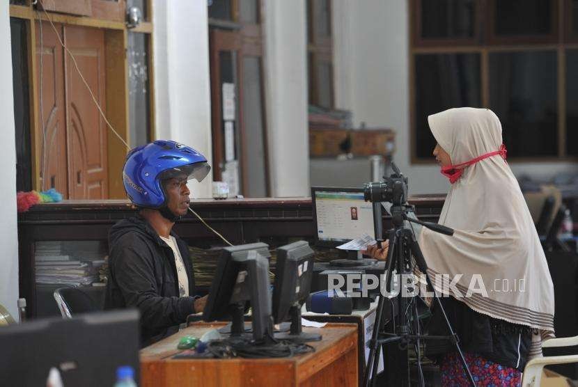 Layanan Kependudukan Darurat : Pengungsi gempa dan tsunami mengurus KTP-Elektronik di kantor Dinas Kependudukan dan Catatan Sipil Kota Palu, Senin (8/11).