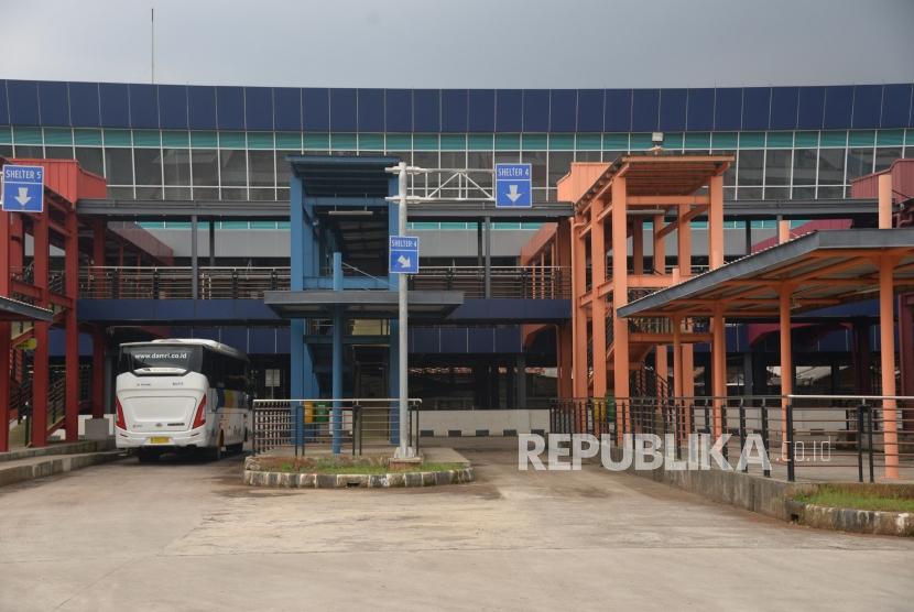 Suasana terminal Pondok Cabe, Pamulang, Tangerang Selatan, Selasa (12/2).