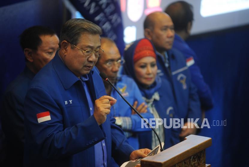 Ketua Umum Partai Demokrat Susilo Bambang Yudhoyono didampingi anggota majelis tinggi Partai Demokrat mengumumkan bakal calon Gubernur dan Wakil Gubernur di Wisma Proklamasi, Jakarta, Ahad (7/1).