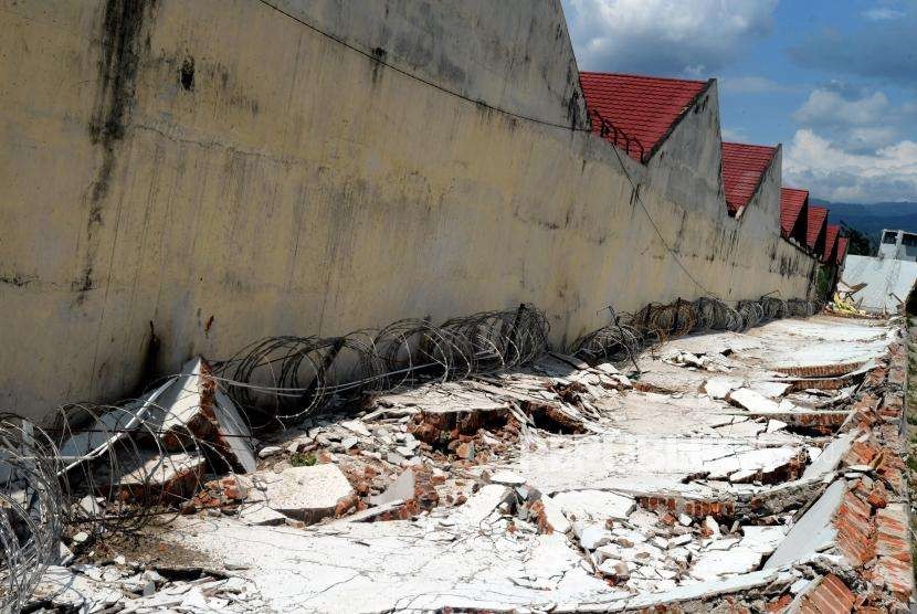Kondisi tembok lapas yang hancur di Lapas Palu, Petobo, Palu, Sulawesi Utara, Rabu (3/10).