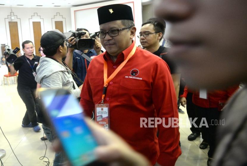 Pendaftaran Caleg Pemilu. Sekjen PDIP Hasto Kristiyanto seusai menyerahkan berkas pendaftaran caleg di KPU, Jakarta, Selasa (17/7).