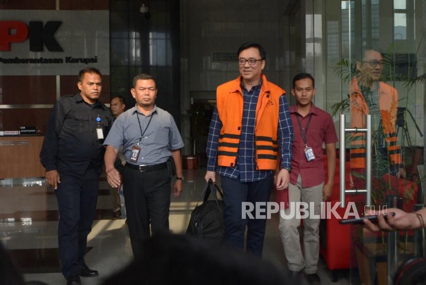 Direktur Operasional Lippo Group Billy Sindoro mengenakan rompi orange   pasca menjalani pemeriksaan sebagai tersangka di Gedung Komisi Pemberantasan Korupsi (KPK), Jakarta, Selasa (16/10).