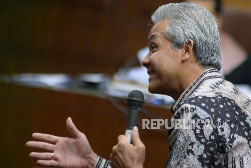 Gubernur Jawa Tengah Ganjar Pranowo memberikan kesaksian dalam sidang lanjutan kasus korupsi e-KTP di Pengadilan Tipikor, Jakarta, Kamis (8/2).