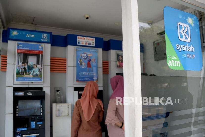 Nasabah melakukan transaksi melalui ATM BRI Syariah. Jika disetujui, BPIH nantinya bisa dibayar dengan hanya melalui mesin ATM.