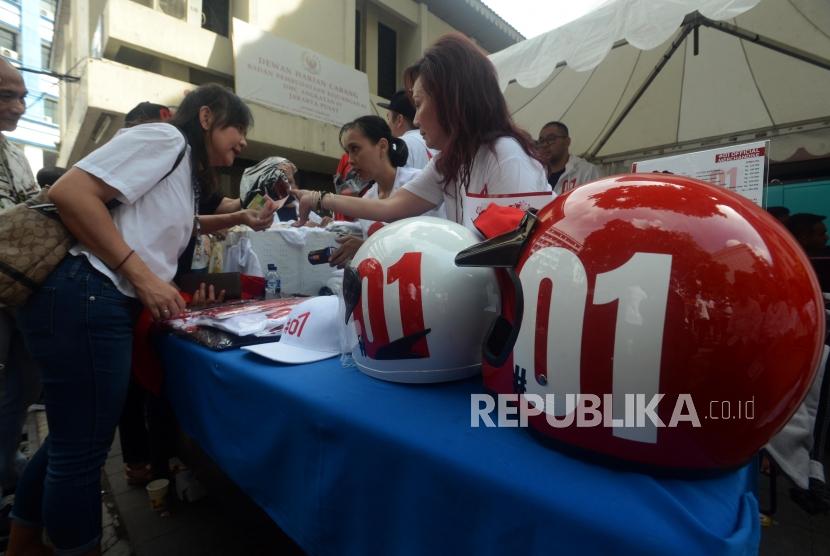 Sejumlah pendukung calon presiden nomor urut 01 saat akan membeli merchandise pada deklarasi dukungan kepada Jokowi-Ma'ruf Amin di Gedung Joang 45, Menteng, Jakarta, Ahad (3/2).