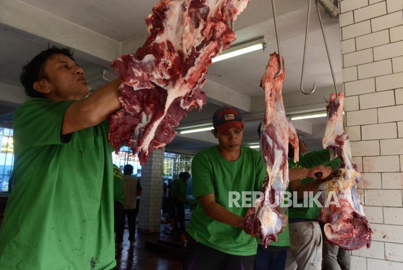 Petugas saat memotong daging kurban di Masjid Istiqlal, Jakarta, pada Idul Adha 2021.