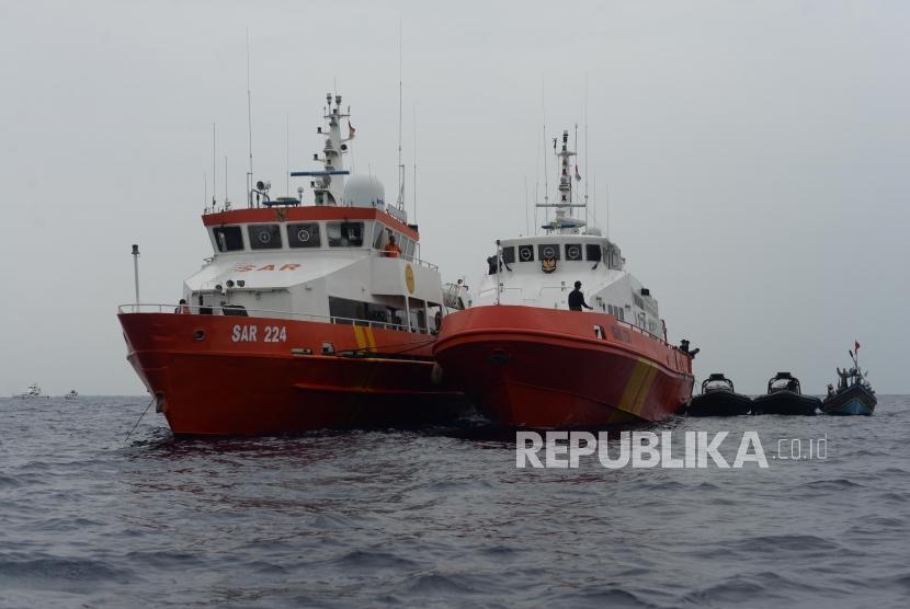 Kapal Negara  Sar Sadewa dan Kapal Negara Sar Basudewa bersiaga  untuk melakukan  pengumpulan hasil  penyisiran korban pesawat  dan serpihan Lion Air JT610 di perairan Karawang, Jawa Barat. Selasa (30/10).